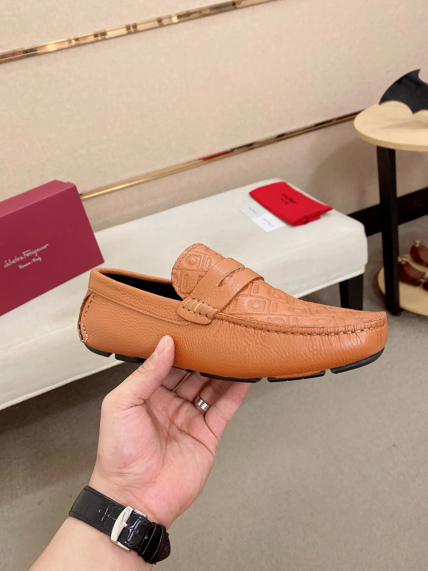 Men's shoes💰: 560💰High-end quality! Ferragamo🆕🆕Exclusive hot-selling products in stock🔥🔥New products on the shelves, high-quality Ferragamo men's pea shoes, high-end casual driving shoes, with complete packaging! 💪 💪 Material: imported first-layer pebbled cowhide 🐂 + imported high-quality water-dyed cowhide lining + wear-resistant outsole 👍🏻👍🏻 Features: high-end and comfortable, purely handmade 🚀 🚀 Create the perfect shoe that suits you best 🔥 🔥 Size: (38-44) 45 standard size can be customized!